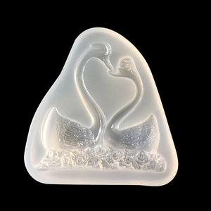 Vue détaillée du moule en silicone cygne cœur avec base de fleurs roses pour artisanat résine