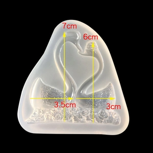 Détail du moule en silicone cygne DIY montrant la forme de cœur et les dimensions de la base