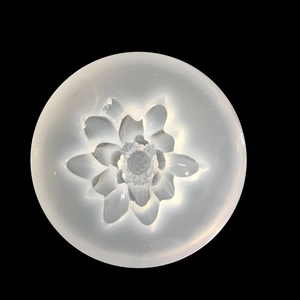 Moule en silicone transparent en forme de fleur de lotus pour résine DIY sur fond noir