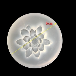 Vue macro d'un moule en silicone fleur de 6cm pour résine et accessoires de cheveux