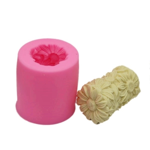 Makro-Detail der Sonnenblumen-Silikonform mit 3D-Blumentexturen und Wachsabguss-Ergebnis