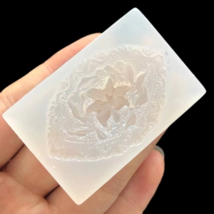 Vista a mano di stampo in resina bianco latte con intricati motivi floreali in pizzo