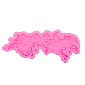 Rosa Silikonform mit acht laufenden Pferden für Fondantkuchen und Schokoladendekoration