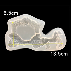 Detail of horse carriage silicone mold showing precise dimensions of 13.5cm by 6.5cm