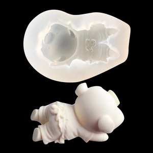 Vue macro du moule en silicone et du produit fini de gâteau mousse cochon en 3D détaillé