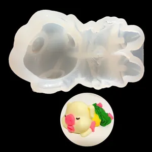 Détail macro d'un moule en silicone cochon 3D et gâteau mousse fini sur fond noir