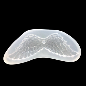 Détail macro du moule en silicone d'ailes d'ange évidées avec texture de plumes