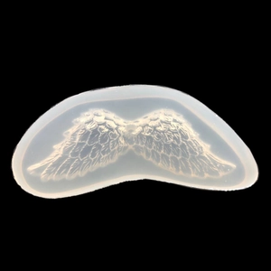 Vue détaillée du moule en silicone d'ailes d'ange translucide avec textures de plumes