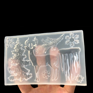 Detailansicht der flexiblen Silikonform mit Weihnachtsbaum- und Rentier-Mustern