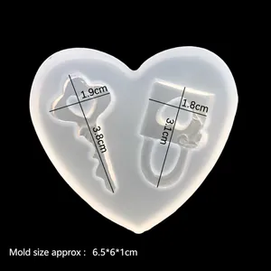 Moule en silicone pour serrure et clé en résine DIY mesurant 6,5x6x1cm sur fond noir