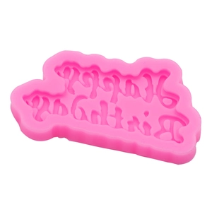 Detail der rosa Silikonform mit Happy Birthday Schriftzug für die Kuchendekoration