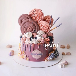 Nahaufnahme einer Mini-Fondant-Torte mit Schokoladen-Drip und Baiser-Dekorationen
