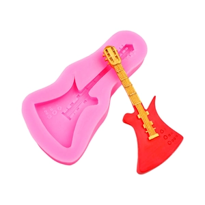 Stampo in silicone a chitarra rosa con strumento in fondente rosso per decoro torte