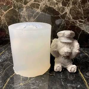 Macro d'un moule en silicone et d'un artisanat en plâtre de ours en peluche 3D