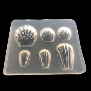 Vue détaillée du moule en silicone translucide à 6 cavités aux motifs de coquillages