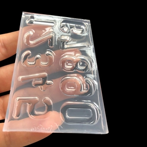 Makro-Detail der transparenten Silikon-Zahlenformen 0-9 für DIY-Harzschmuckherstellung