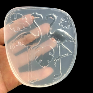 Vista macro dello stampo in silicone con fenicottero e foglia monstera per resina DIY