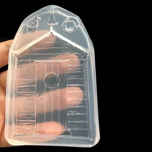 Makro-Detail der hausförmigen Silikonform für DIY-Anhänger aus Epoxidharz-Bastelbedarf