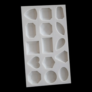 Vista dall'alto dello stampo in silicone a 15 cavità con cuori e forme geometriche