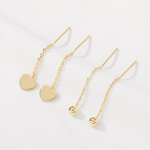 Boucles d'oreilles traversantes en or 14K avec pendentifs cœur et perles au design épuré