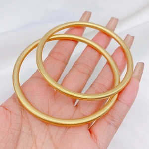 Bracciali a cerchio tondo minimalisti placcati in oro opaco con finitura oro sabbia