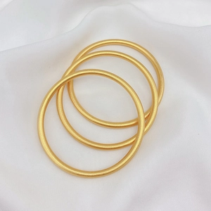 Set di tre bracciali rotondi in oro sabbia opaco con finitura sabbiata fine