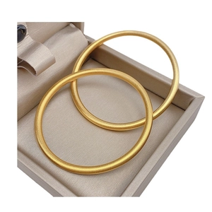 Set di due bracciali rigidi dorati opachi minimalisti in elegante scatola di gioielli