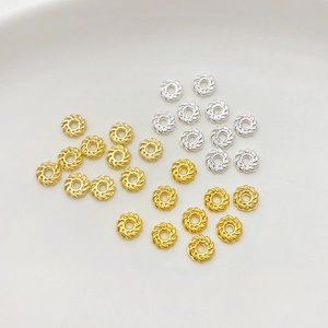Detail van 14K gouden en zilveren gedraaide kraalafstandhouders voor DIY-sieraden