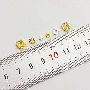 Detail van 14K vergulde gedraaide kralen met liniaal toont maten van 3mm tot 10mm