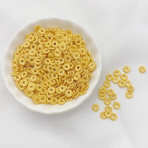 Macro-opname van 14K vergulde gedraaide tussenkralen voor het maken van DIY-sieraden