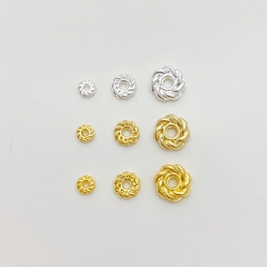 Detail van gedraaide 14K goudgevulde kralen in goud en zilver voor DIY sieraden maken