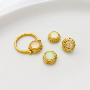 Set de anillo dorado con banda en U y tres cuentas decorativas de ópalo intercambiables