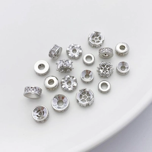 Vista macro de cuentas de plata S925 bañadas en oro 18K con detalles de circón brillante