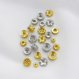 Vista macro de cuentas espaciadoras bañadas en oro de 18K con circonitas para joyería