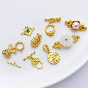 Detaillierte Sammlung vergoldeter Anhänger mit Hasen-, Kürbis- und Blumenmotiven