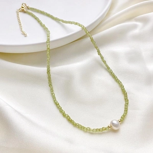 Collar de cuentas de granate y turmalina verde pálido 2mm con perla blanca y cierre dorado