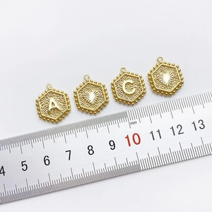 14K goud gevulde zeshoekige bedeltjes letters A en C met hartpatroon en liniaal