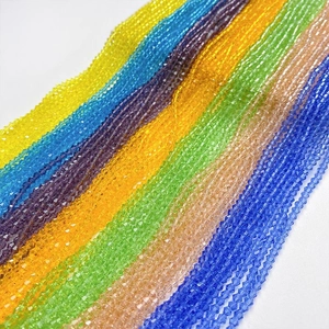 Macro-opname van 3mm gekleurde bicone kristallen kralen voor DIY sieraden maken