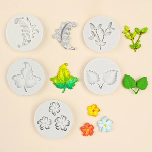 Cinco moldes redondos de silicona para fondant con flores y hojas sobre fondo beige claro