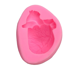 Macro-opname van roze siliconen mal met realistische anatomische harttextuur voor DIY