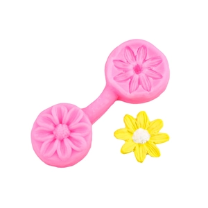 Detail der rosa Silikonform für Gänseblümchen mit einem gelben Bastelstück aus Fondant