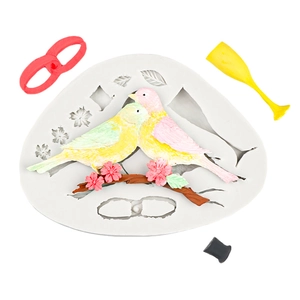 Moule en silicone oiseaux et fleurs avec des pièces artisanales en résine colorées