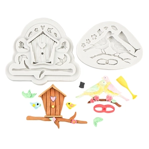 Détail de moules en silicone pour nichoirs et fleurs avec décorations de gâteau finies