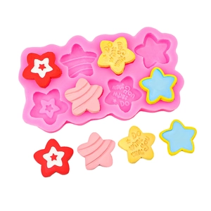 Moule étoile en silicone rose avec des créations colorées pour la pâtisserie et chocolat