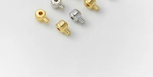 Makroansicht von 14K Gold und Silber Quetschperlen für DIY-Schmuckherstellung