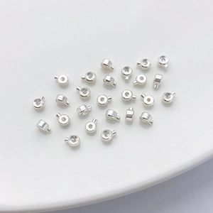 Versilberte 14K Gold Filled Verschlussklemmen für DIY Schmuck auf weißem Tablett