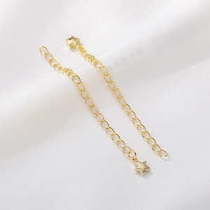 Makroaufnahme von 14K Gold gefüllten Sternanhängern an Verlängerungsketten für DIY