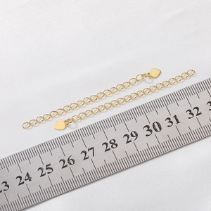 Detailansicht der 14K vergoldeten Herz-Verlängerungskette mit metrischer Linealmessung