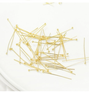 Detailansicht der glänzenden 14K vergoldeten Kugelkopfnadeln für DIY-Schmuck und Perlenarbeit
