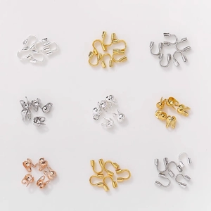 Makroansicht von 14K goldgefüllten U-Verschlüssen in Gold, Silber und Roségold